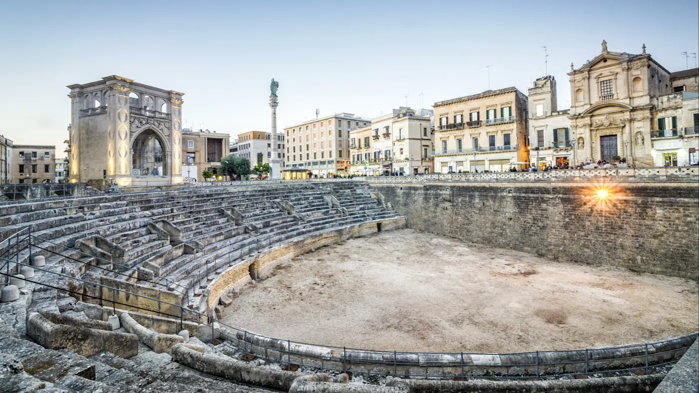 Lecce, Apulien, Italien Antikes römisches Amphitheater und Porta Napoli, Lecce, Apulien, Italien.