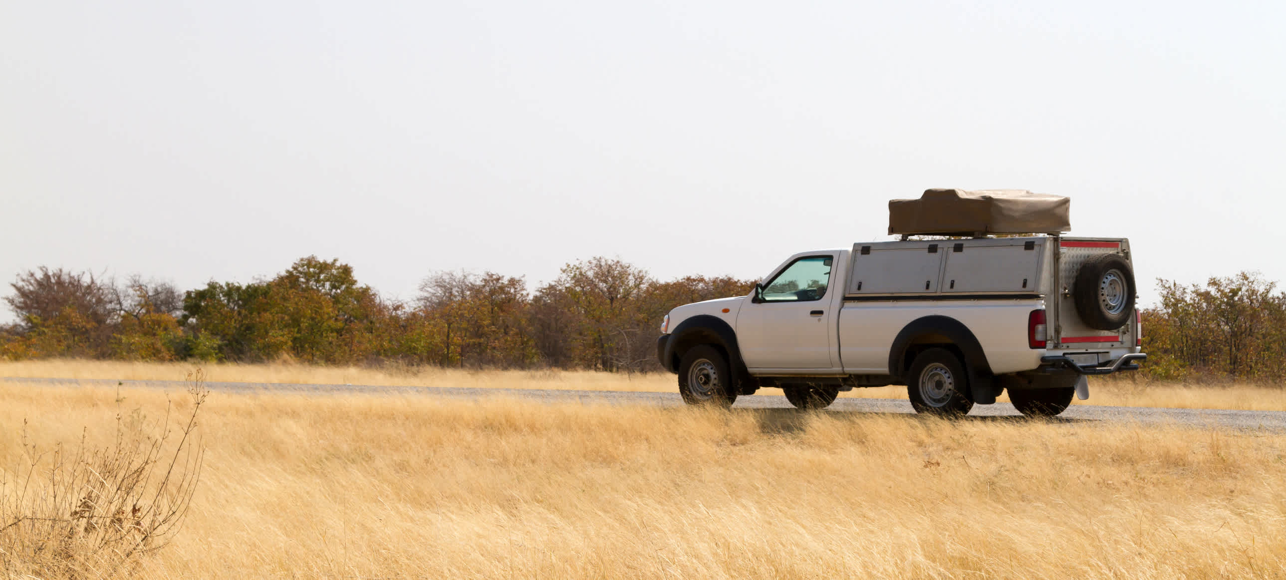 Camionnette avec tente de toit au Botswana