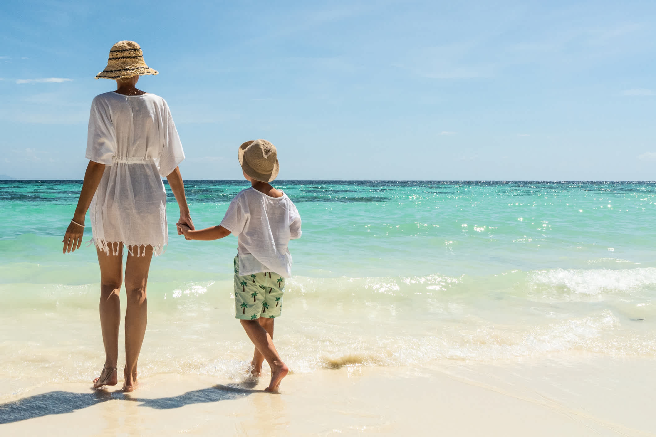 Mama und Sohn am Strand auf Bali, Indonesien.