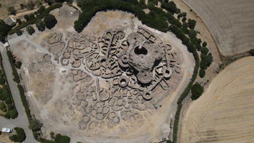 Sardinien Inselpanorama von oben mit Nuraghe 