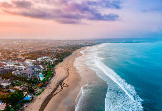 Plage de Kuta au lever du soleil, Bali, Indonésie

