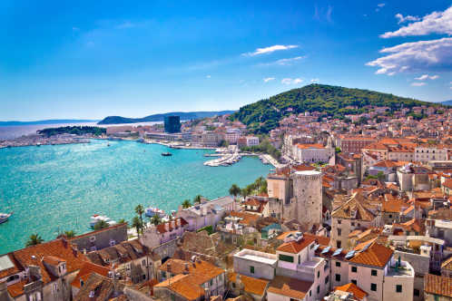 Verbringen Sie einen Aufenthalt in Split, wo Sie die Sonne und die Palmen entlang der Uferpromenade genießen können.