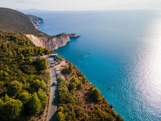 Luftaufnahme des Autos, das sich auf der Straße auf der Insel Lefkada bewegt