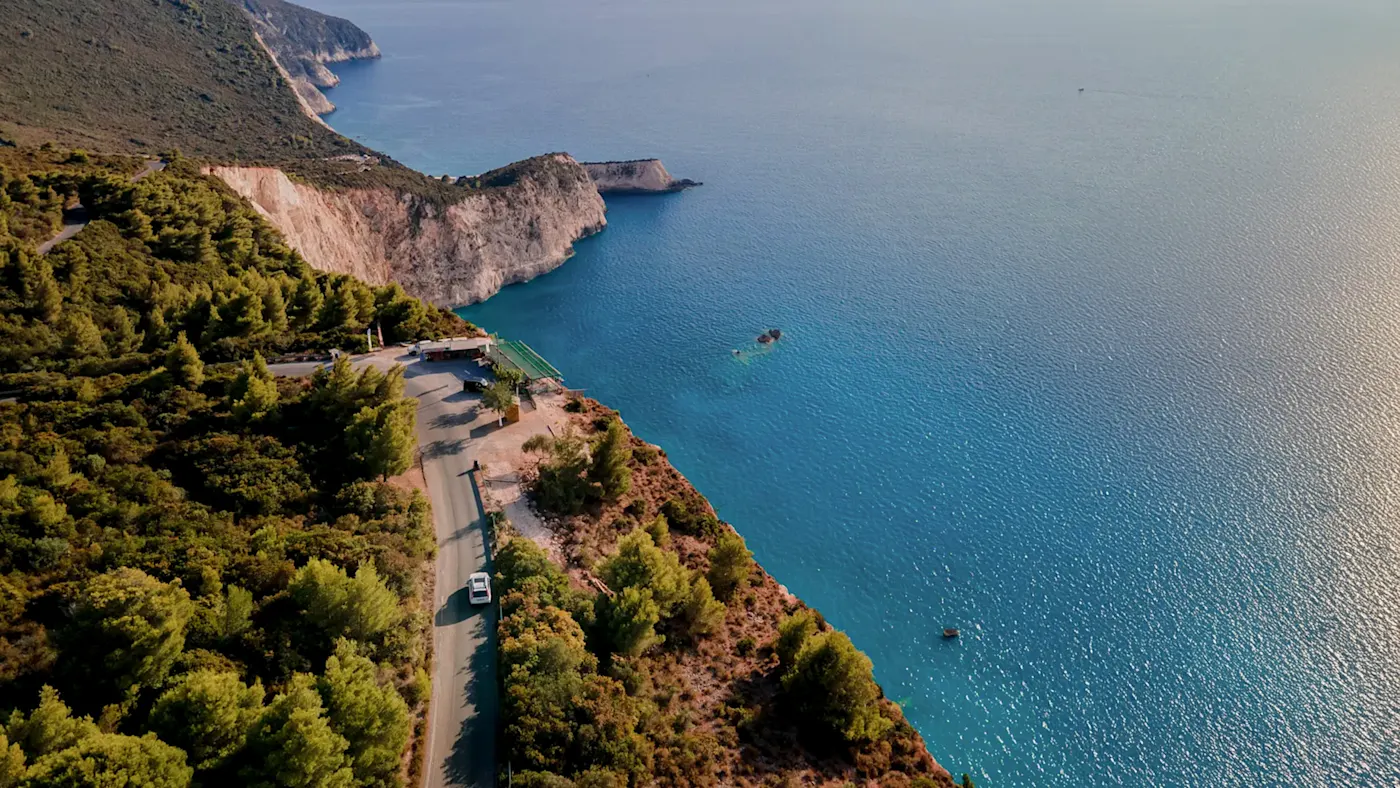 Luftaufnahme des Autos, das sich auf der Straße auf der Insel Lefkada bewegt. Lefkada, Griechenland.
