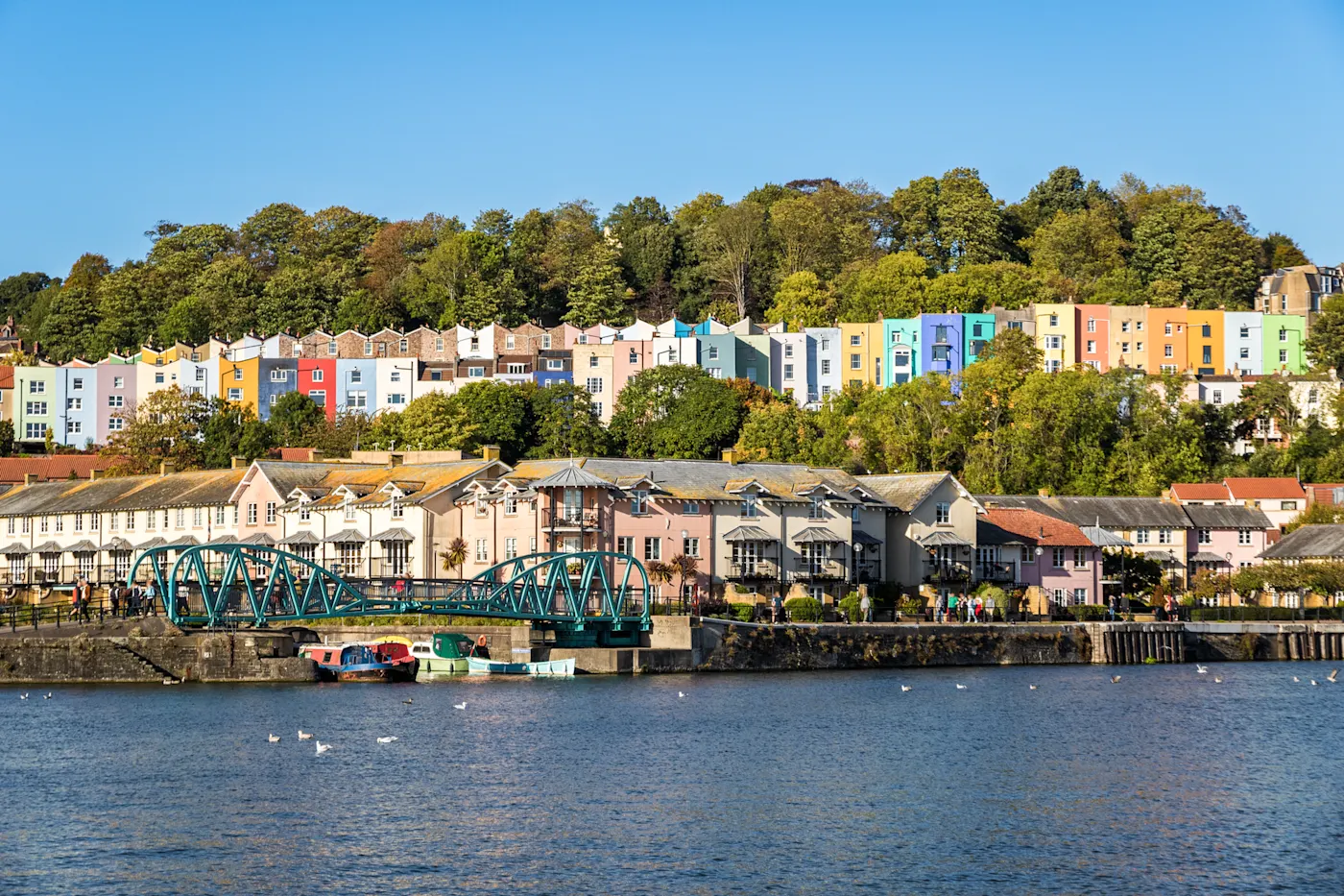Bristol, England, Vereinigtes Königreich Blick auf die bunten Häuser in Cliftonwood, Bristol, England