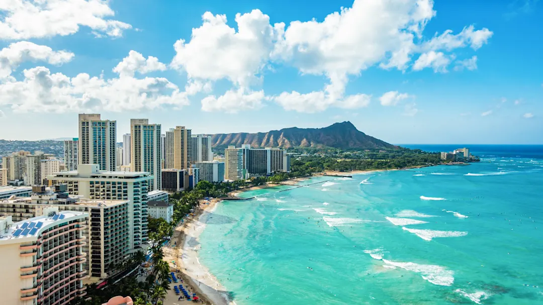 Panoramablick auf Waikiki Beach und den Diamond Head Krater bei strahlendem Sonnenschein. Honolulu, Hawaii, USA.