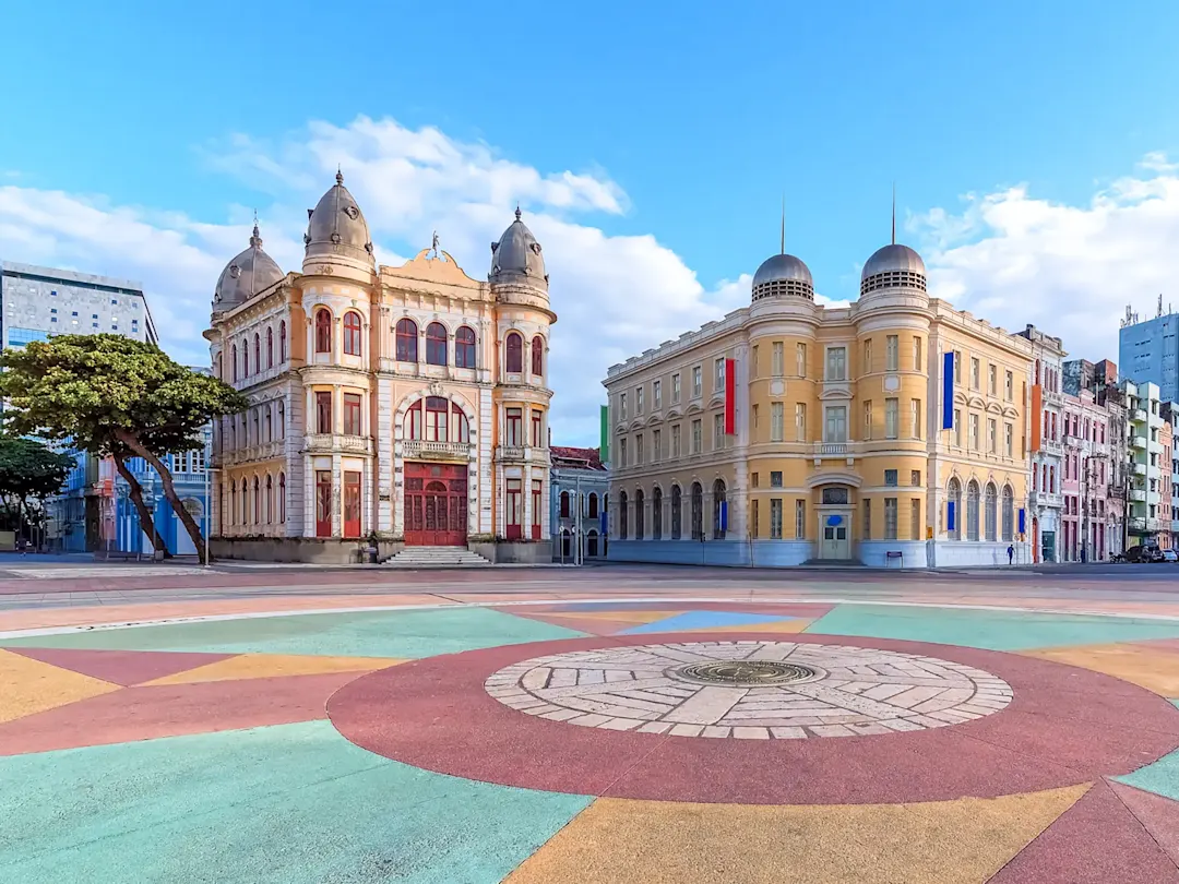 Historische Gebäude auf einem bunten Platz. Recife, Pernambuco, Brasilien.
