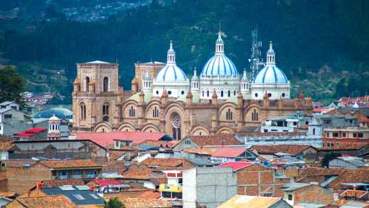 Blick über Cuenca in Ecuador mit Kathedrale