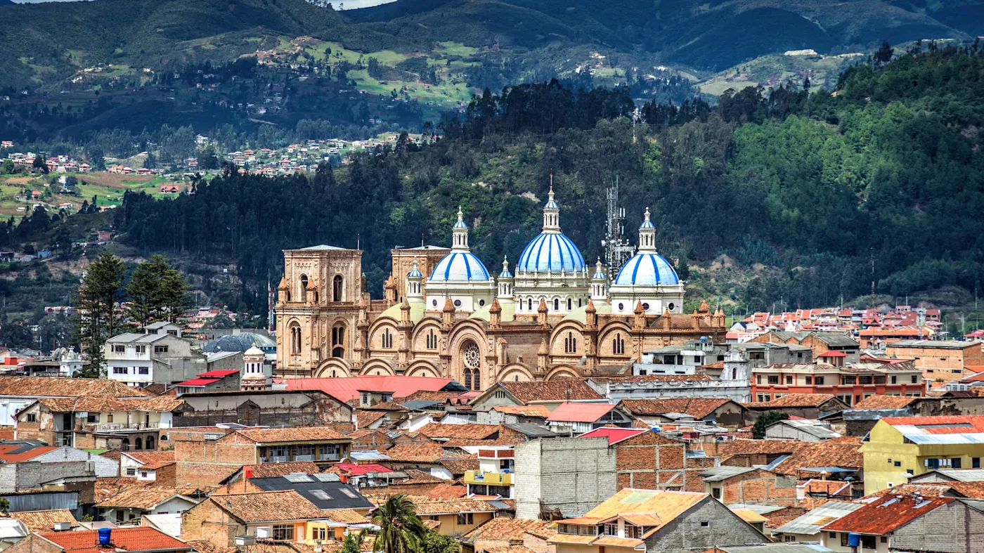 Cuenca, Azuay, Ecuador Panoramablick auf die Stadt mit der Kathedrale und Bergen im Hintergrund. Cuenca, Azuay, Ecuador.