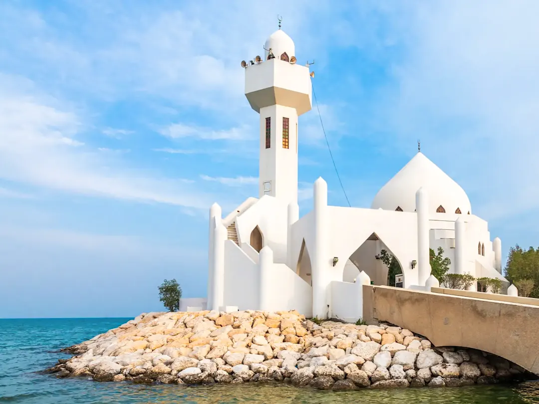 Schwimmende Moschee mit weißer Kuppel am Meer. Dschidda, Mekka, Saudi-Arabien.
