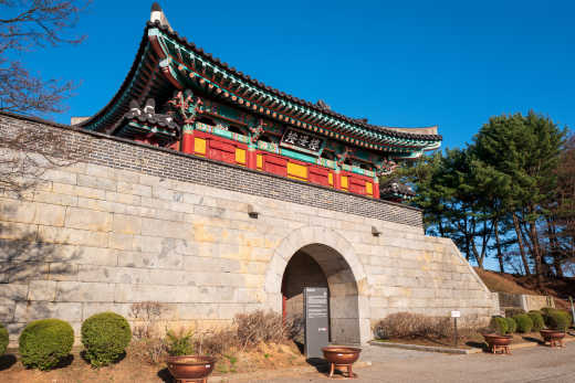 Festungsmauer eines koreanischen Tempels auf der Insel Ganghwa