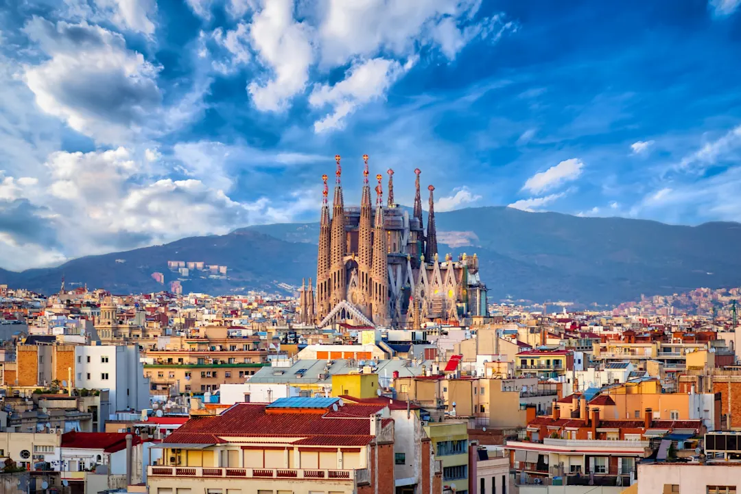 Die Häuserdächer Barcelonas mit der Kathedrale