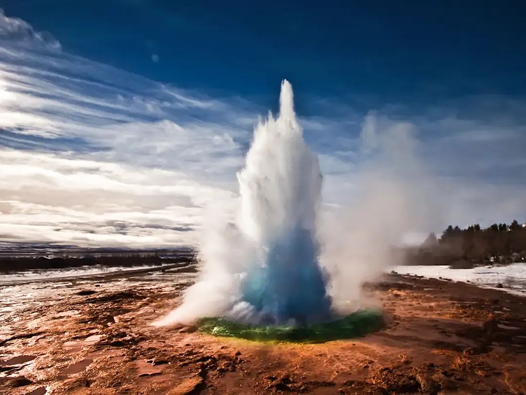 Geysir-Eruption mit Dampfwolken im blauen Himmel. Strokkur, Island.