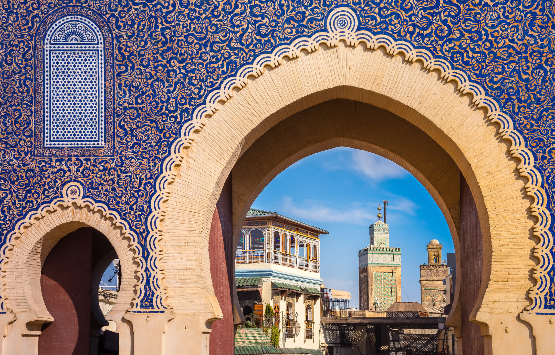 Das Tor Bab Bou Jeloud, auch bekannt als das Blaue Tor, in Fes in Marokko