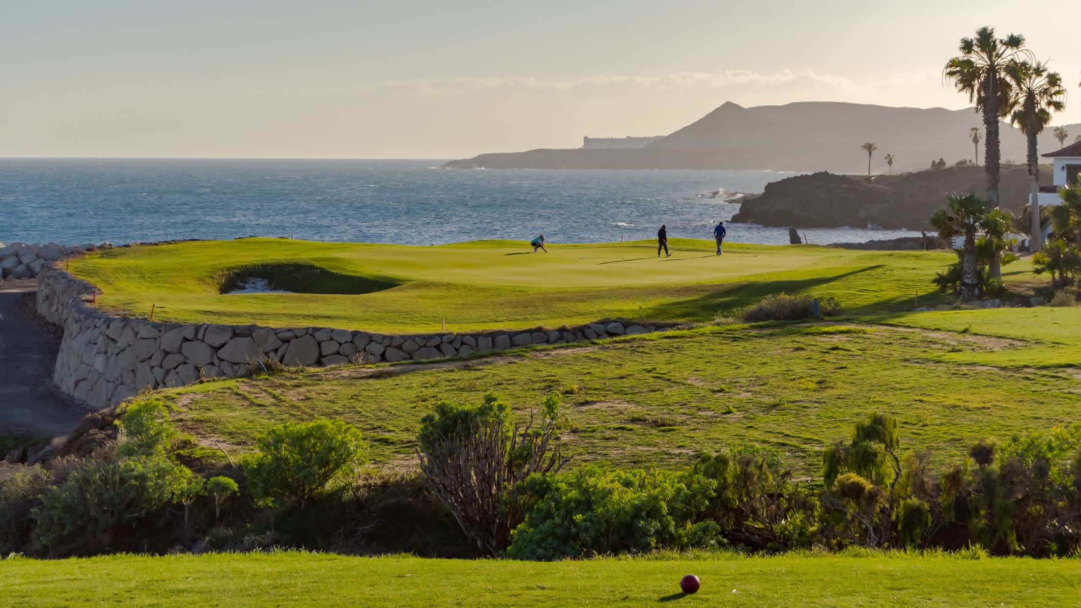 Ein Golfplatz mit Blick auf den Atlantischen Ozean auf der Insel Teneriffa, Spanien.