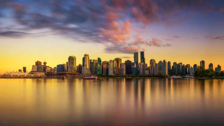 Magnifique vue sur la skyline de Vancouver au coucher du soleil. Un panorama que vous pourrez observer lors d'une sortie en mer pendant votre voyage au Canada.