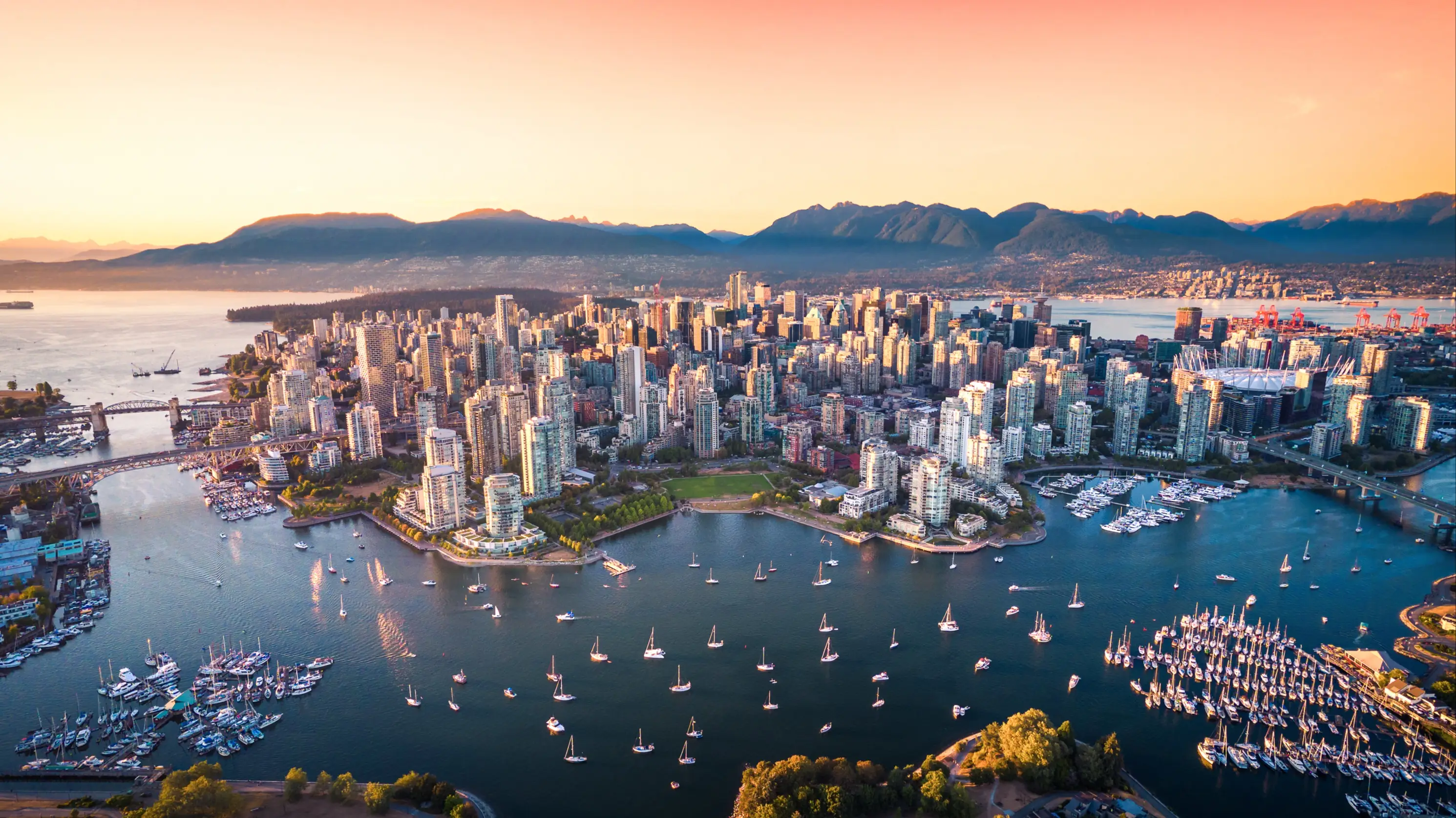 Luftaufnahme von Vancouver bei Sonnenuntergang mit Yachthafen und Skyline. Vancouver, British Columbia, Kanada.