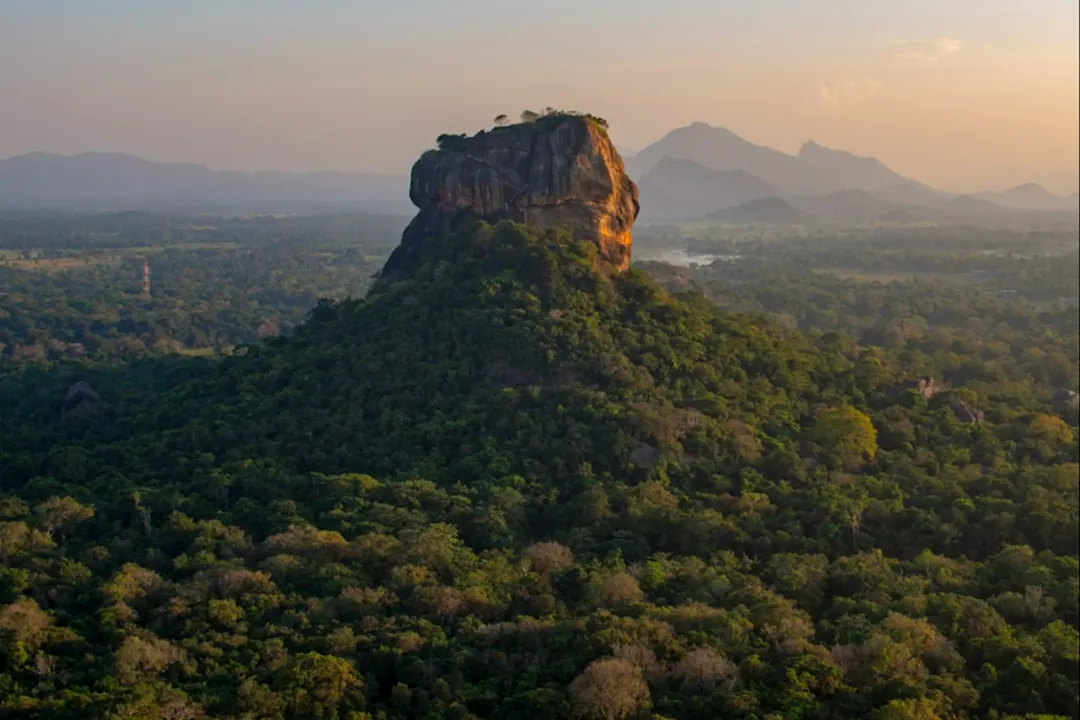 Schöne Abendfarben während des Sonnenuntergangs über Sigiriya oder Lions Rock in Sri Lanka