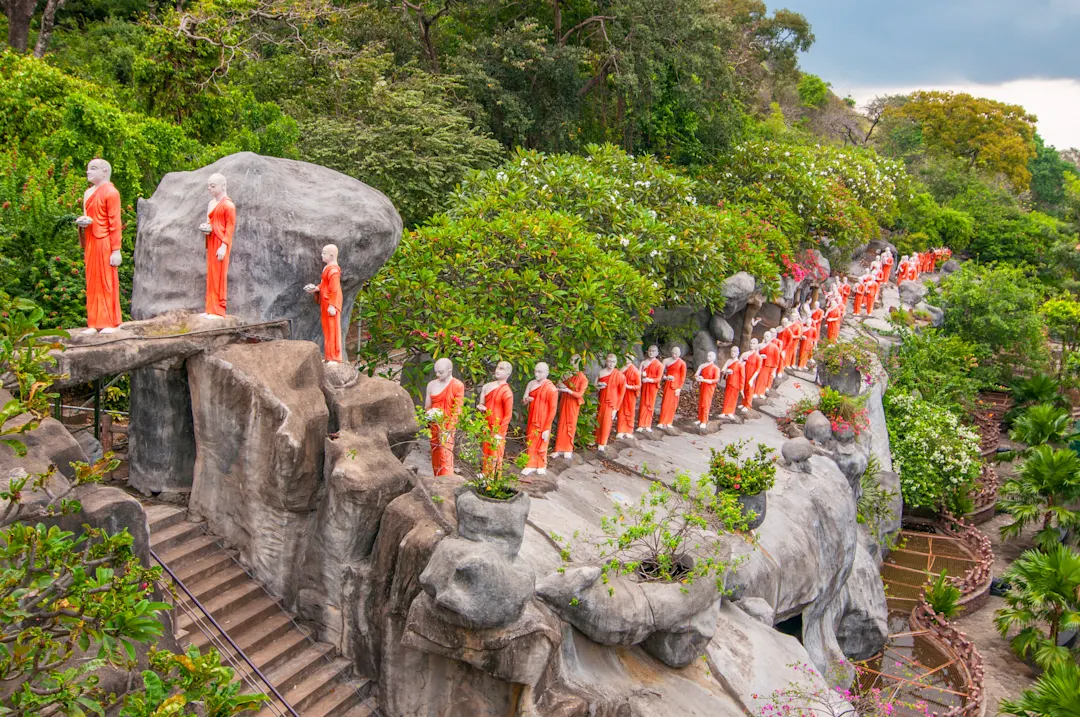 Prozession der geschnitzten buddhistischen Mönche Dambulla Höhlen Kulturelles Dreieck Sri Lanka.