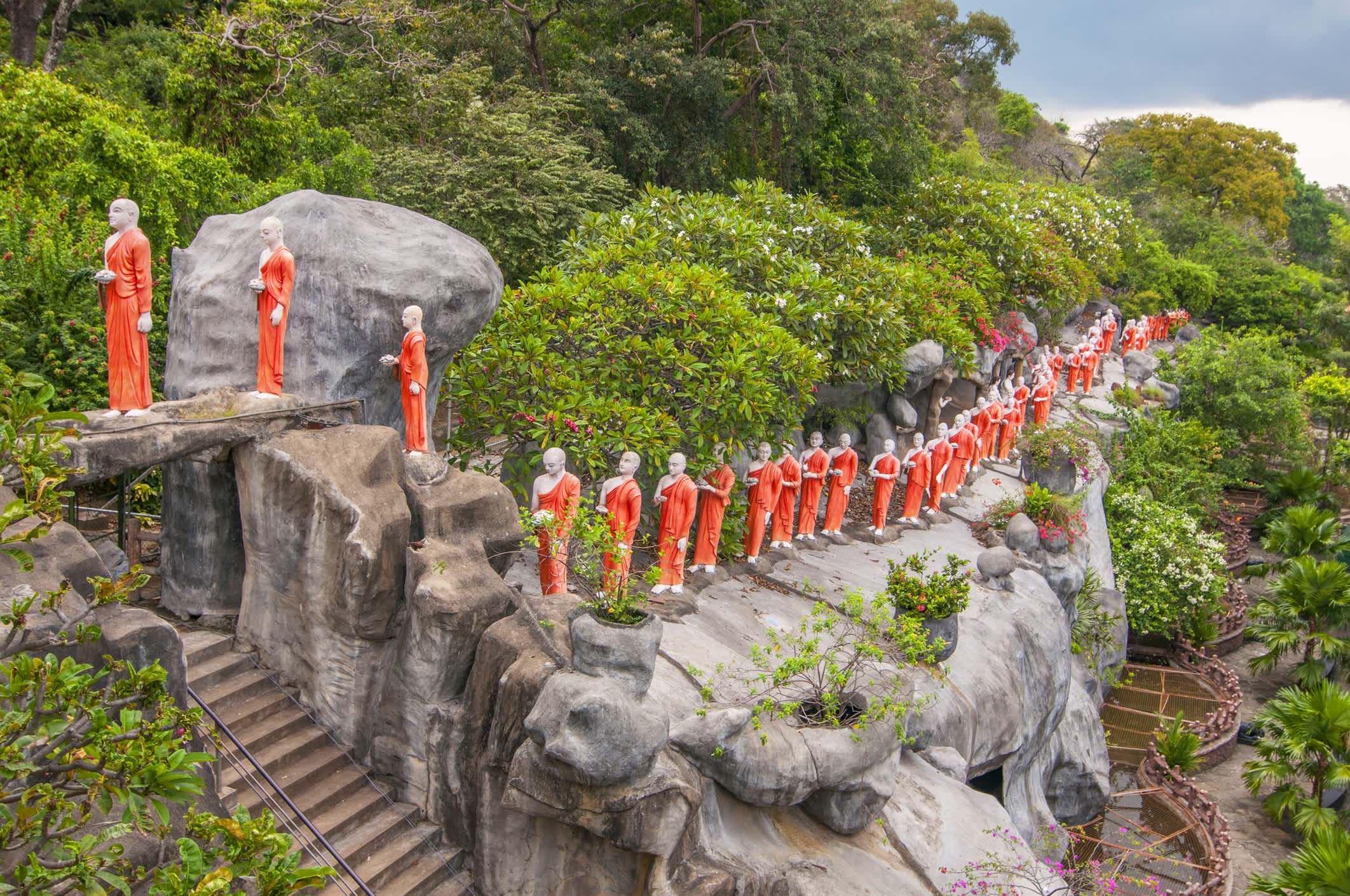 Prozession der geschnitzten buddhistischen Mönche Dambulla Höhlen Kulturelles Dreieck Sri Lanka.