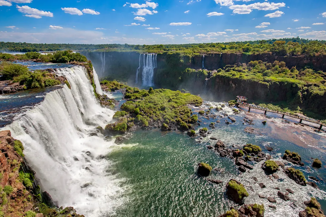 Blick auf die Iguazu-Wasserfälle, Grenze zwischen Brasilien und Argentinien. Die Wasserfälle gehören zu den sieben Weltwundern und befinden sich im Nationalpark Iguaçu, einem UNESCO-Weltkulturerbe.

