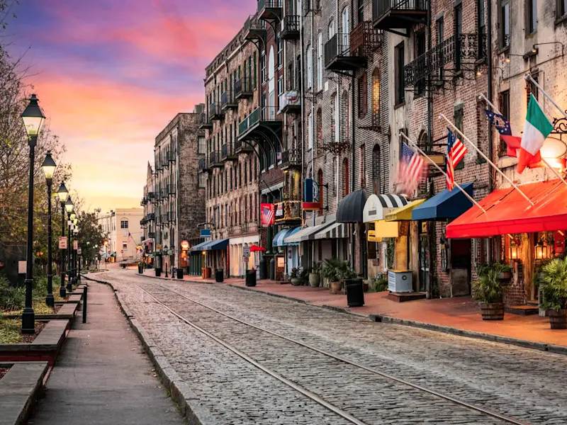 États-Unis, Savannah, Georgia, vacance de noces Rue pittoresque avec bâtiments historiques, balcons, pavés, lampadaires anciens, Savannah, Géorgie, USA.