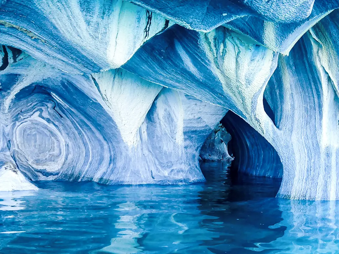 Faszinierende Marmorhöhlen mit türkisblauem Wasser. Puerto Río Tranquilo, Aysén, Chile.