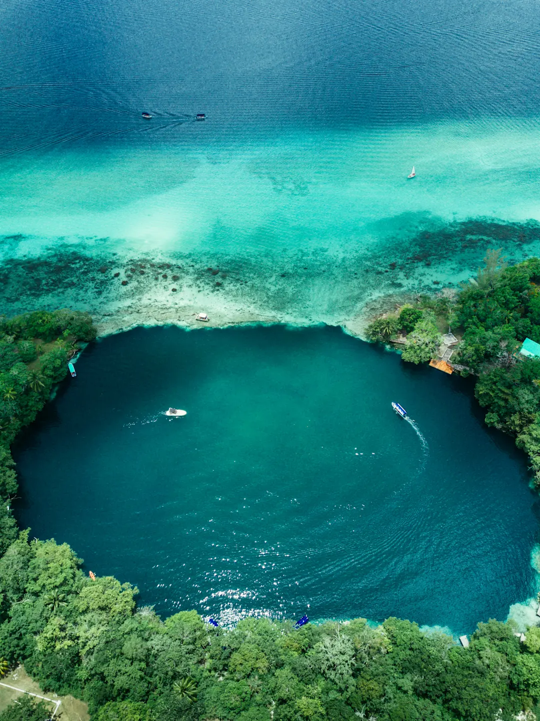 Vue du ciel de la Cenote dans la lagune de Bacalar