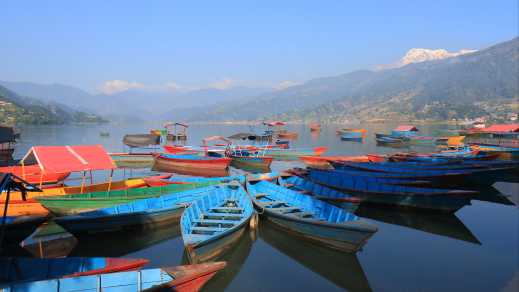 Bunte Boote auf dem Wasser in Pokhara