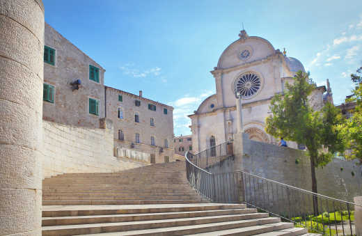 Die Treppe zur Kathedrale St. Jakob in Šibenik, Kroatien

