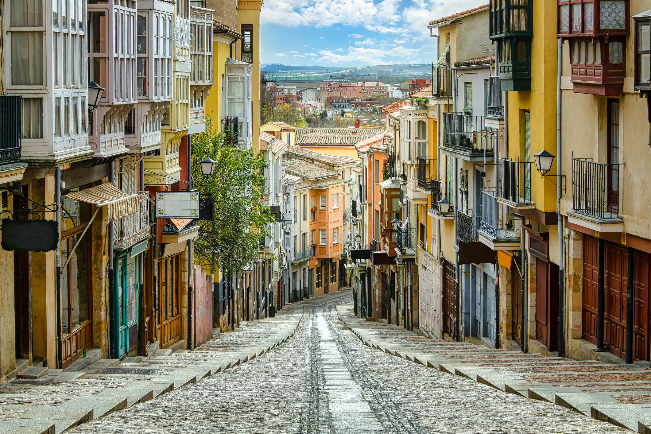 Spanien, Kastilien-León, Zamora Berühmte Straße von Zamora in Spanien mit bunten Häusern und typischen Balkonen, Kastilien-León, Spanien.