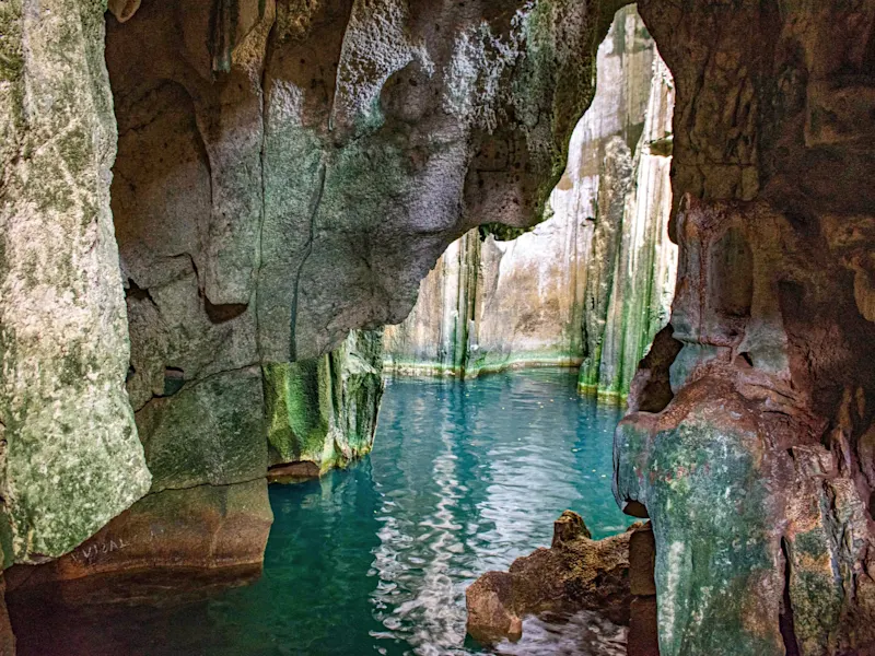 Yasawa-Inseln, Höhle, Fidschi Höhle mit türkisfarbenem Wasser und natürlichen Felsformationen. Yasawa-Inseln, Westliche Division, Fidschi.