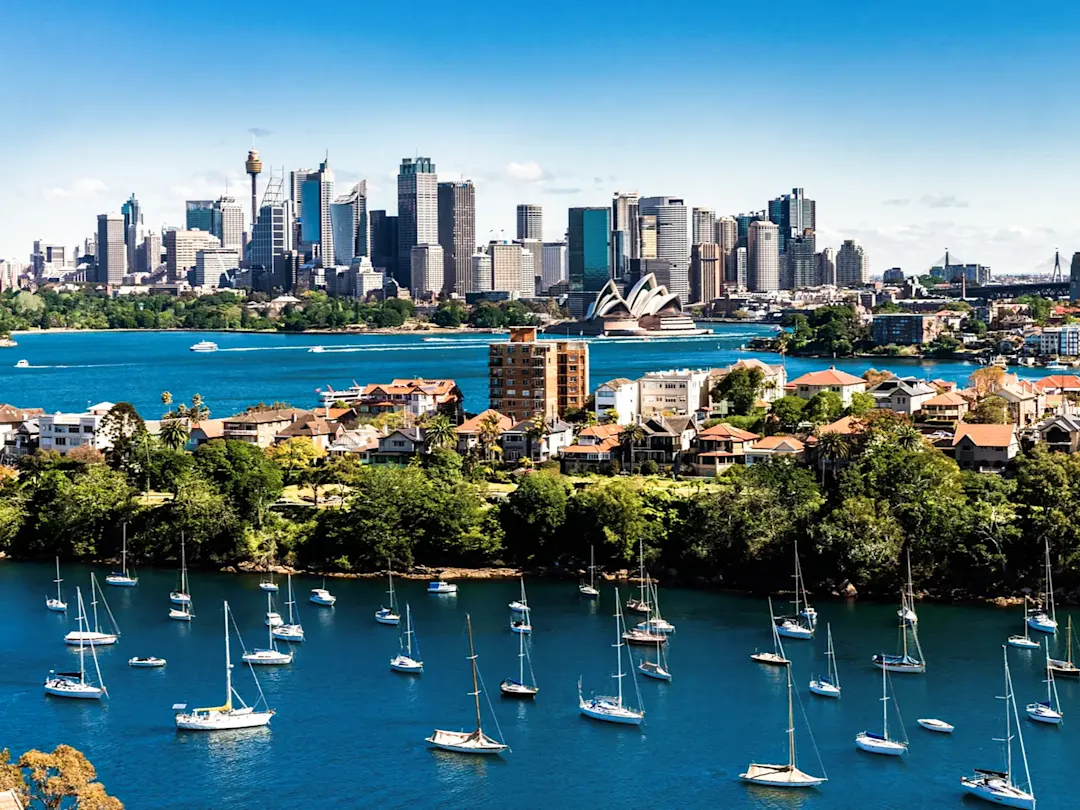 Skyline mit Segelbooten im Hafen, Sydney, New South Wales, Australien.
