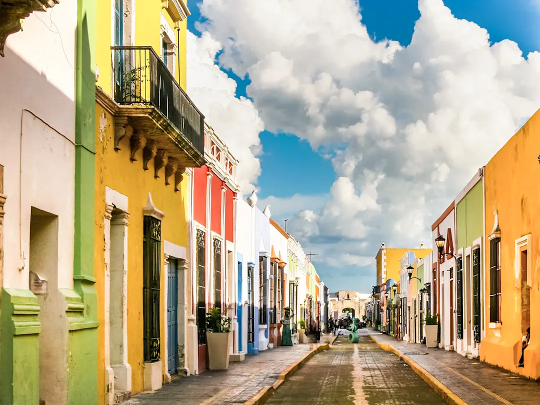 Bunte Kolonialhäuser an einer engen Straße. Campeche, Campeche, Mexiko.