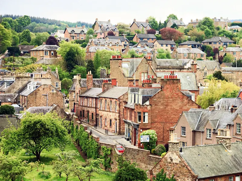 Scotland, Plockton, city trips. Picturesque village of Plockton with stone houses and lush vegetation. Scotland.