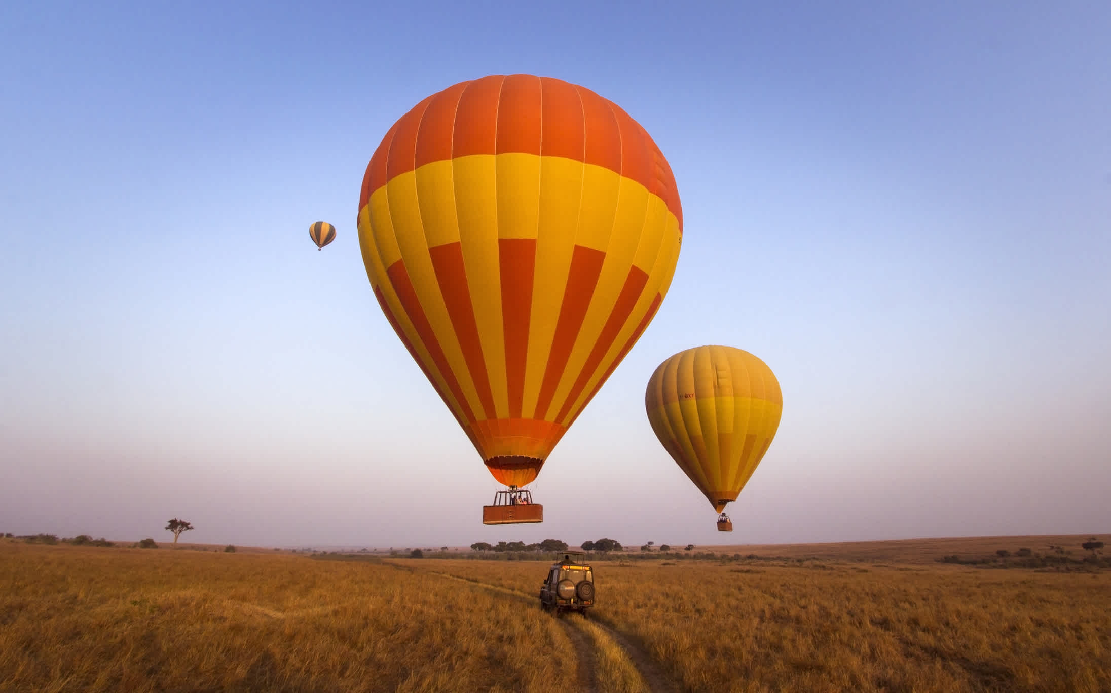 Großer Heißluftballons und Jeep für die perfekte Safari in der Masai Mara Kenia