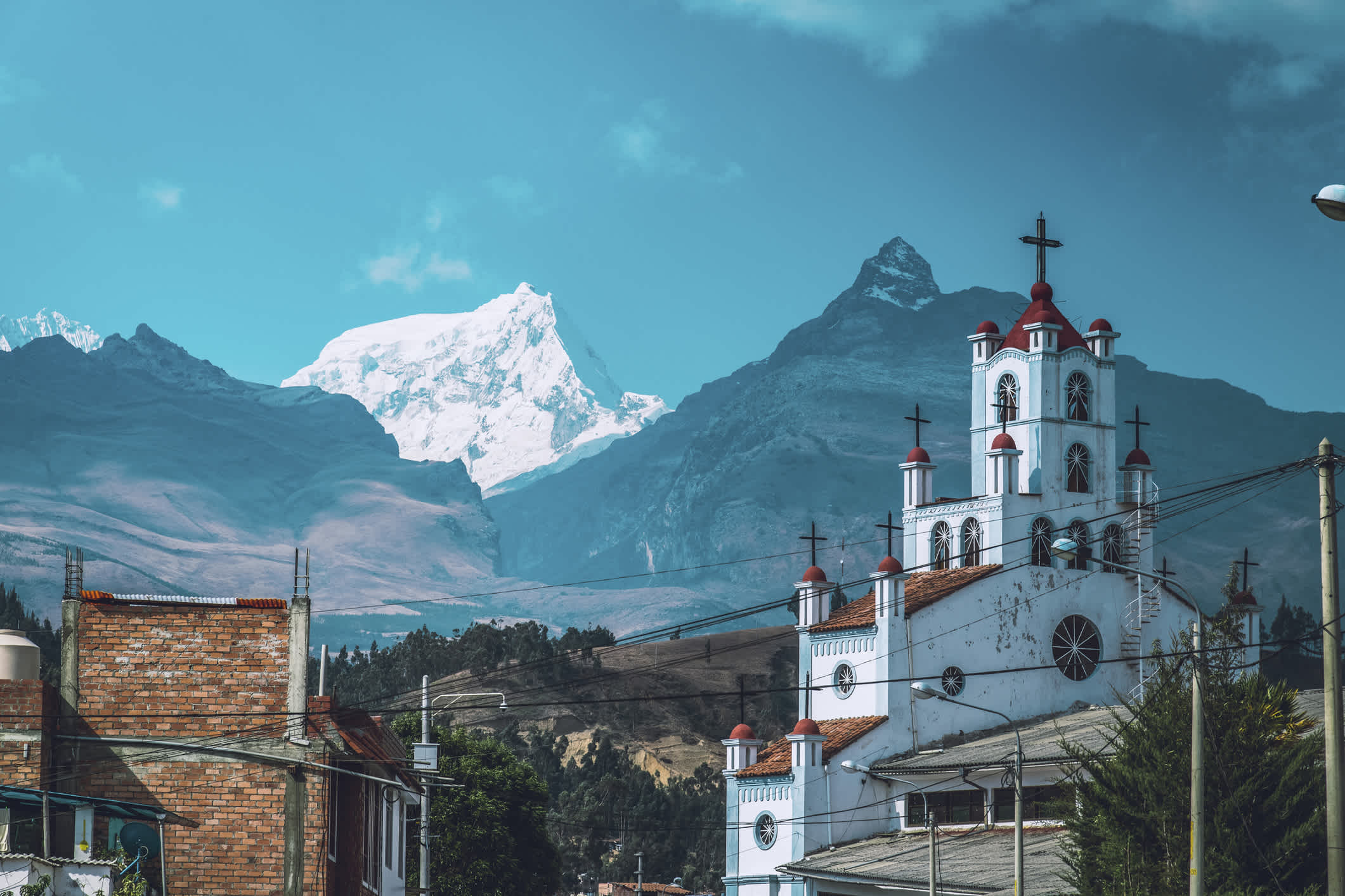 Eine Kirche vor dem Andengebirge Cordillera Blanca in der Stadt Huaraz, Peru.