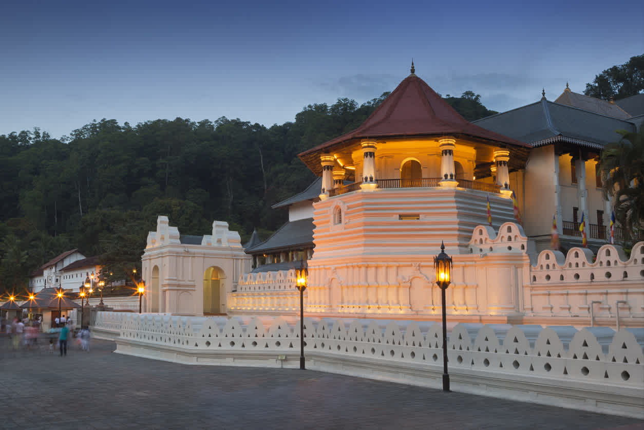 Vue sur le célèbre temple de la Dent de nuit à Kandy, au Sri Lanka.