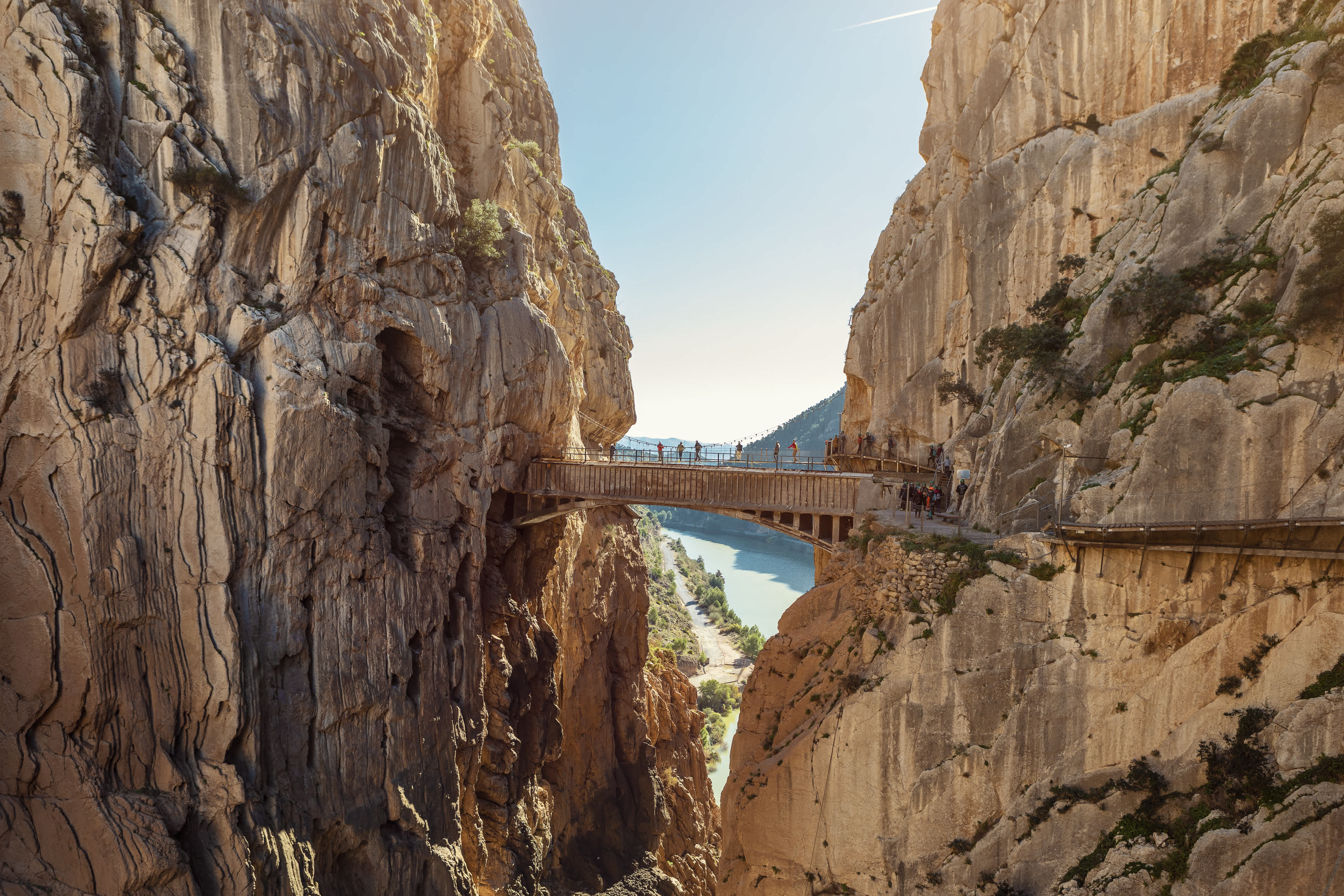 Brücke zwischen zwei Felsen auf dem Caminito del Rey, Andalusien.
