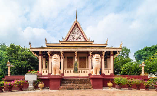 Visitez le temple de Wat Phnom pendant votre séjour à Wat Phnom Penh.