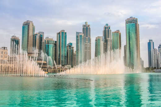 Dubai Fountain, der höchste Springbrunnen der Welt, VAE.