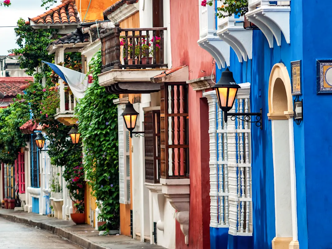 Bunte Kolonialhäuser mit blumigen Balkonen. Cartagena, Bolívar, Kolumbien.