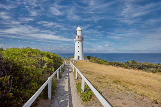 Machen Sie einen Ausflug zum Cape Otway und spazieren Sie am Fuße des Leuchtturms auf dem Weg zur Great Ocean Road.