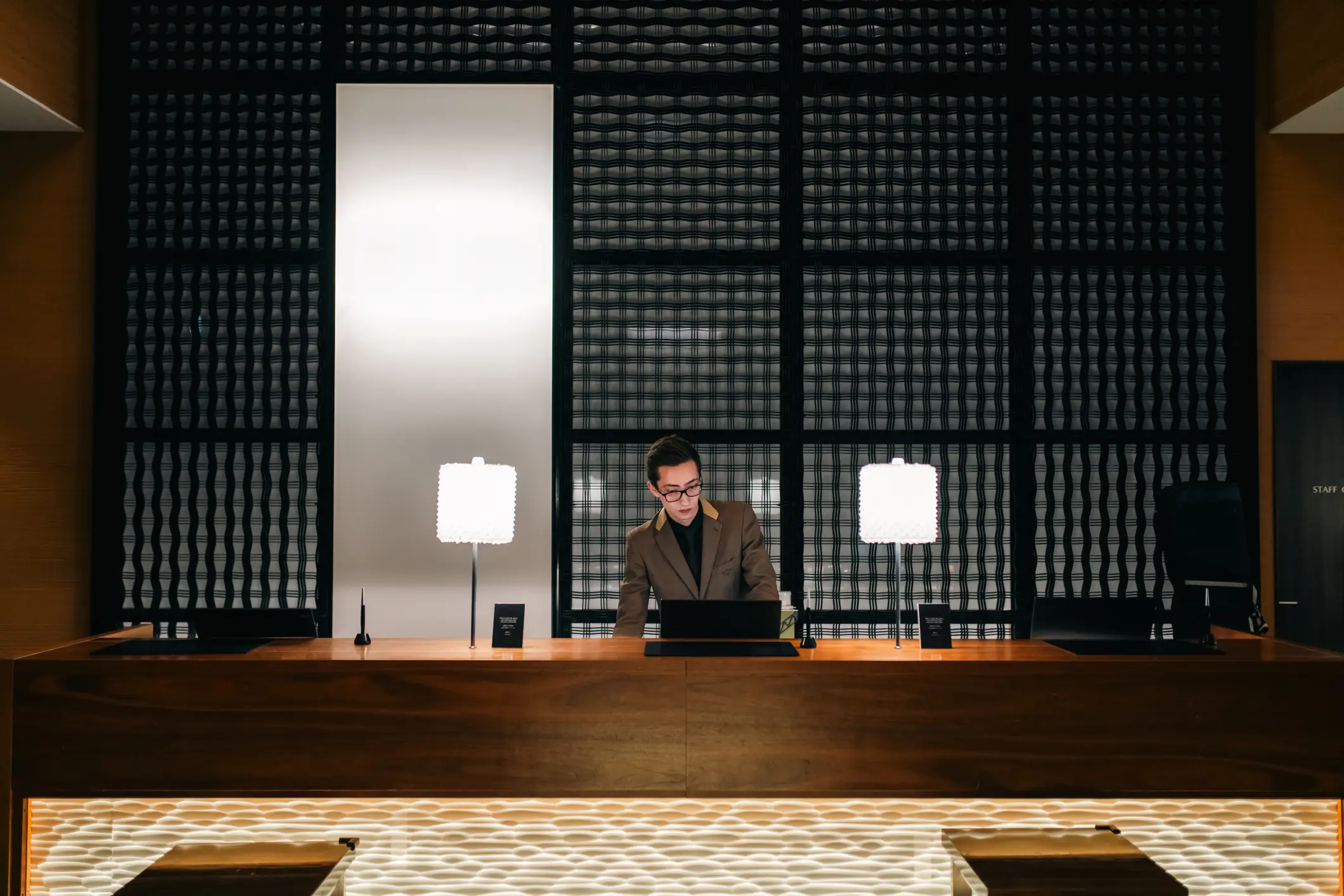 Concierge an einer Hotelrezeption