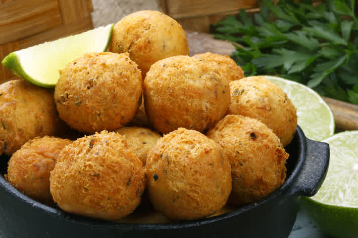 Wenn Sie zu Weihnachten eine Reise nach Kalabrien planen, probieren Sie Zippuli, frittierte Kartoffelkrapfen, die man zur Weihnachtszeit genießen kann.