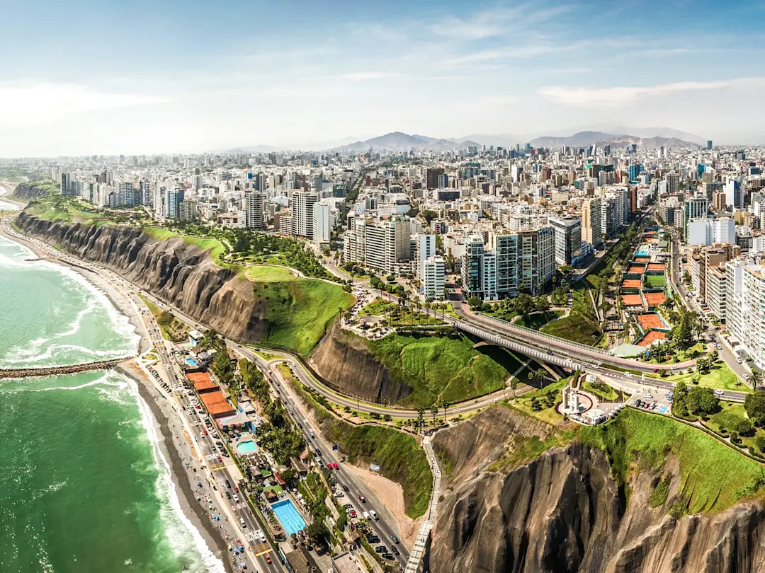 Küstenpanorama mit Klippen und Skyline. Lima, Lima, Peru.