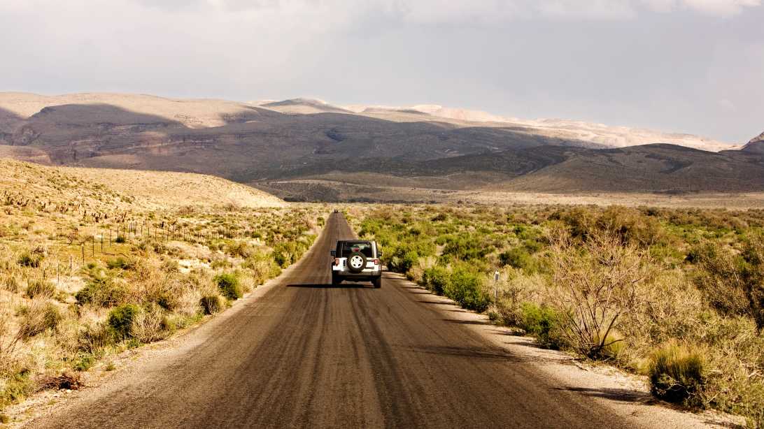 SUV_op_een_weg_door_de_Mojave_Desert_in_de_USA