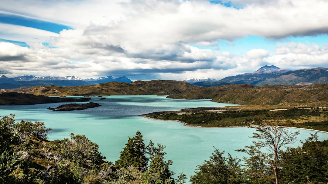 Panoramablick auf den türkisfarbenen Nordenskjöld-See umgeben von Bergen. Puerto Natales, Magallanes, Chile.