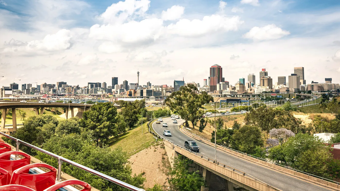 Johannesburg, Gauteng, Südafrika Skyline von Johannesburg mit Hochhäusern und Autobahnen, Blick aus einem offenen Bus. Johannesburg, Gauteng, Südafrika.