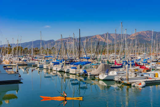 Port de Santa Barbara rempli de bateaux, en Californie